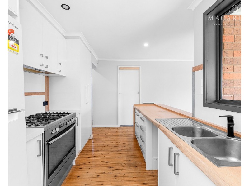 8 Amsterdam Crescent, Tolland NSW 2650