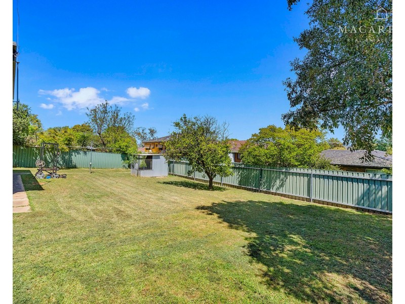 8 Amsterdam Crescent, Tolland NSW 2650