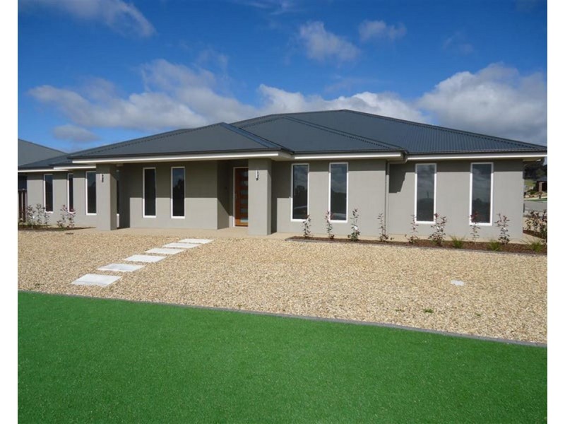 8 Goldstein Crescent, Lloyd NSW 2650