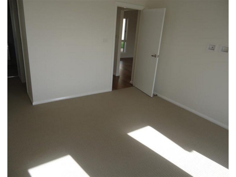 8 Goldstein Crescent, Lloyd NSW 2650