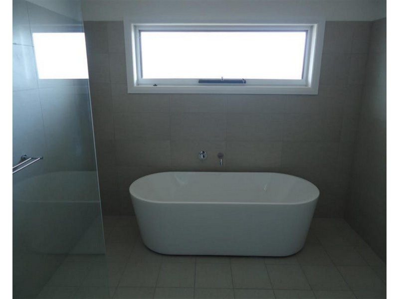 8 Goldstein Crescent, Lloyd NSW 2650