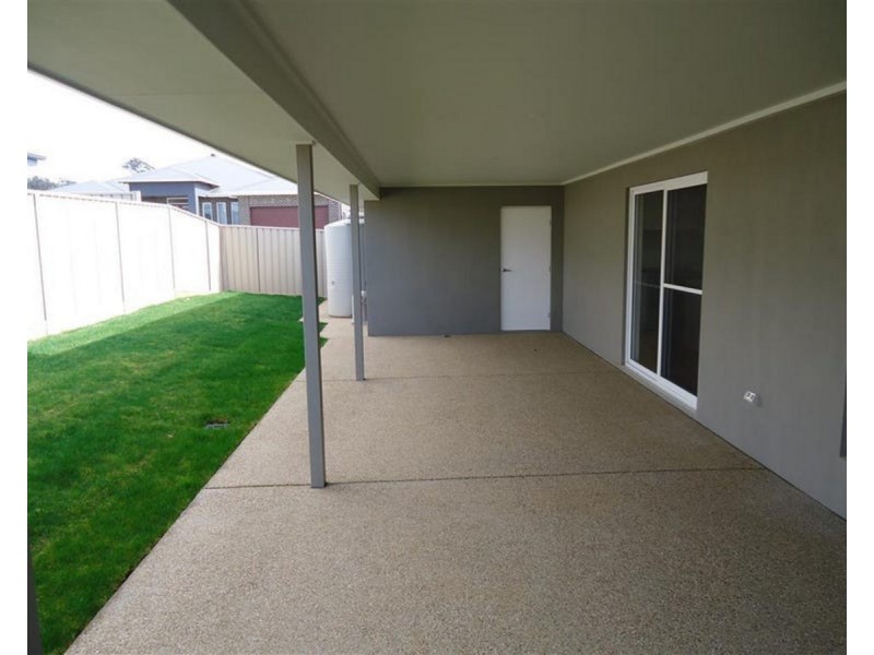 8 Goldstein Crescent, Lloyd NSW 2650