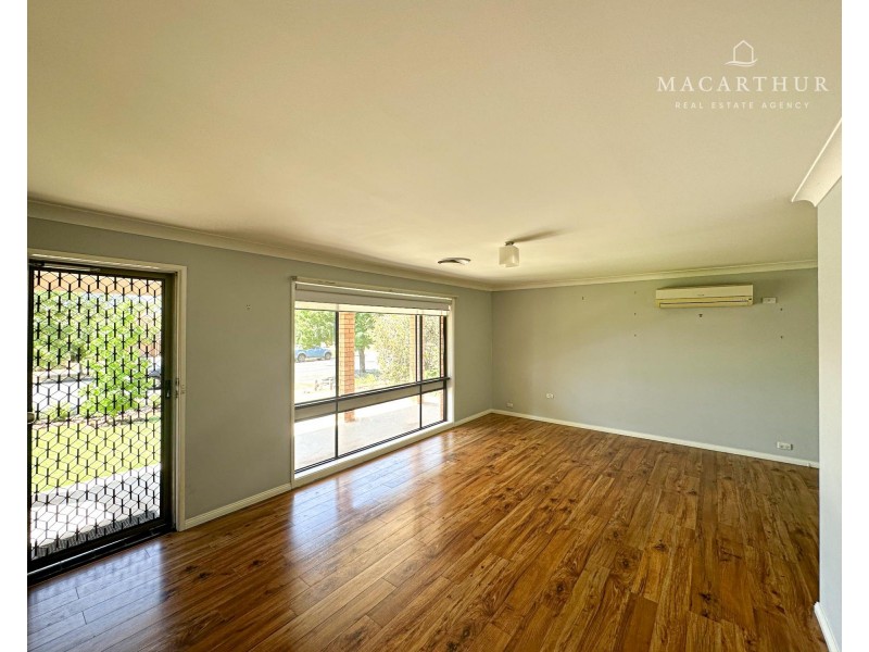 8 Pinaroo Drive, Glenfield Park NSW 2650
