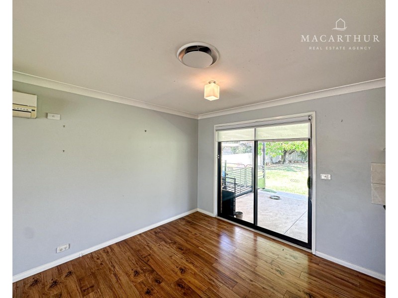 8 Pinaroo Drive, Glenfield Park NSW 2650