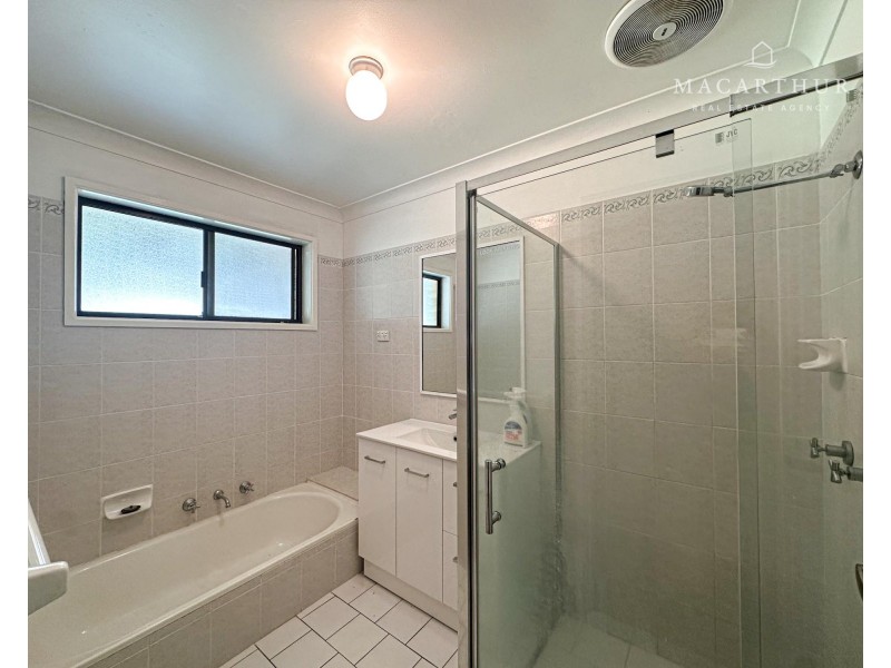 8 Pinaroo Drive, Glenfield Park NSW 2650