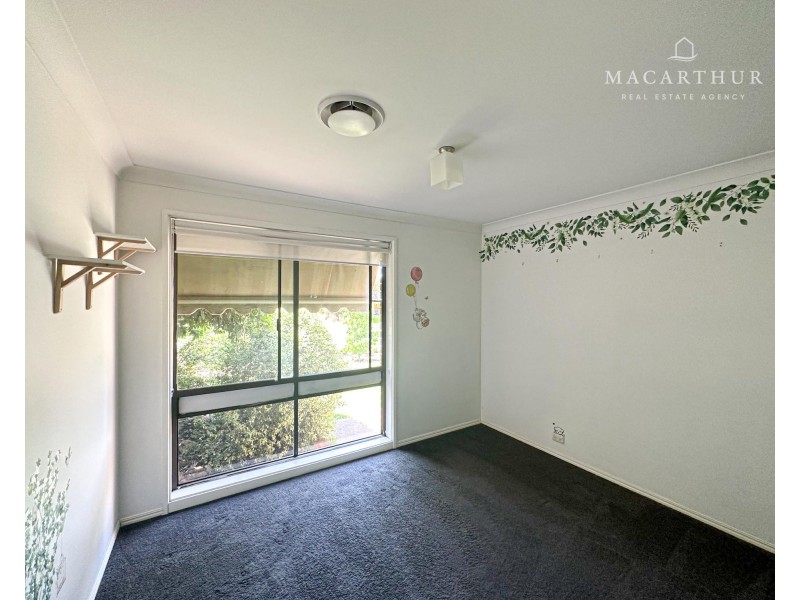8 Pinaroo Drive, Glenfield Park NSW 2650
