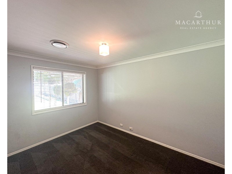 8 Pinaroo Drive, Glenfield Park NSW 2650