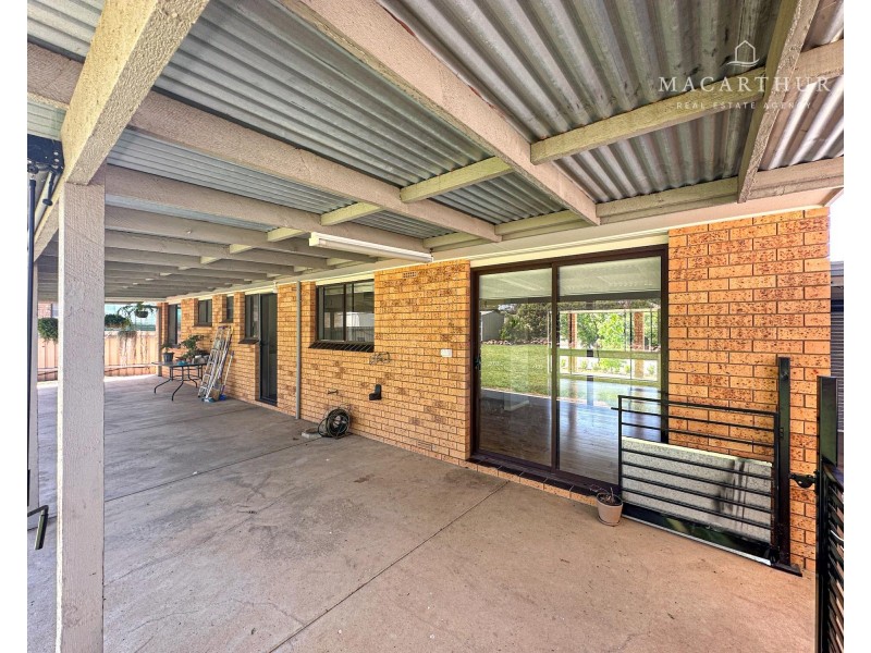 8 Pinaroo Drive, Glenfield Park NSW 2650