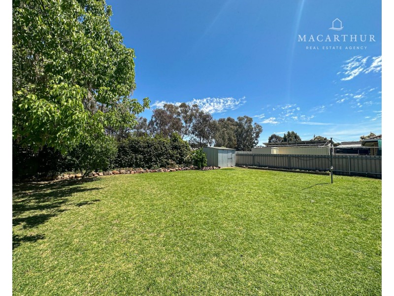 8 Pinaroo Drive, Glenfield Park NSW 2650
