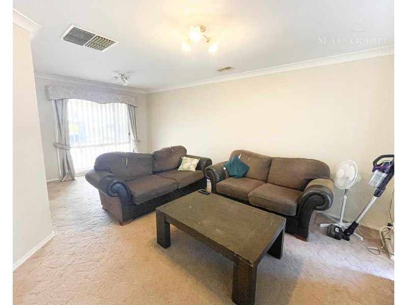 9 Kaldari Crescent, Glenfield Park NSW 2650