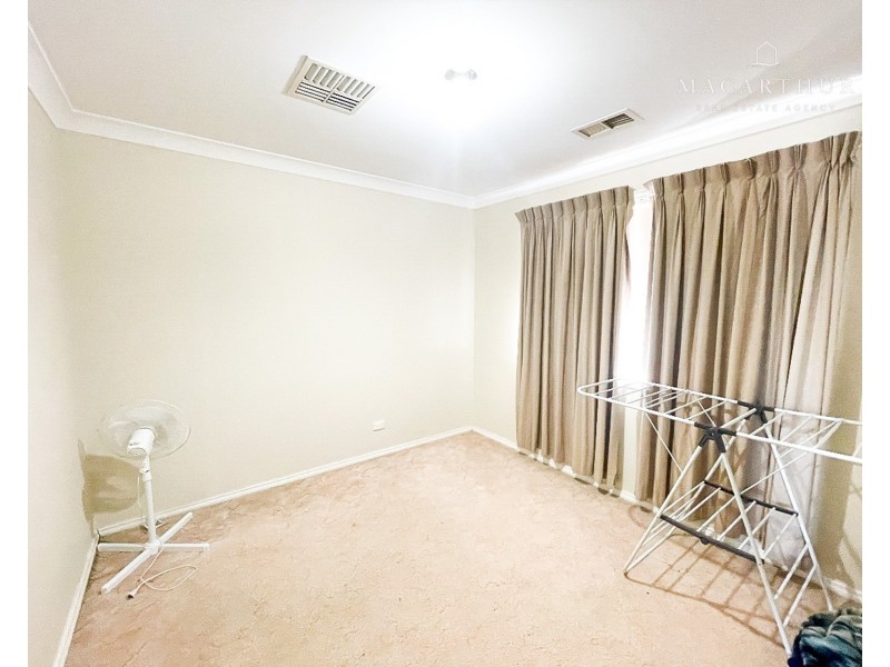 9 Kaldari Crescent, Glenfield Park NSW 2650