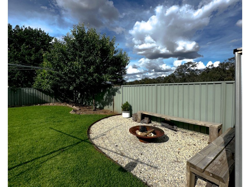 25 Forrest Street, Lake Albert NSW 2650
