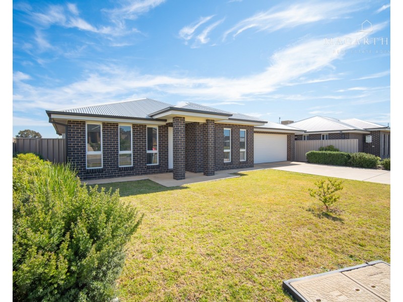 1/10 Watson Boulevard, Lloyd NSW 2650