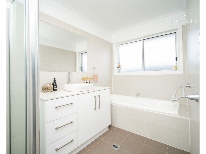 1/10 Watson Boulevard, Lloyd NSW 2650