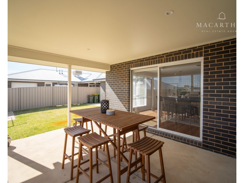 1/10 Watson Boulevard, Lloyd NSW 2650