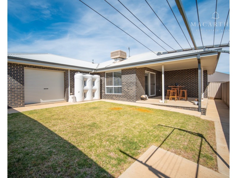 1/10 Watson Boulevard, Lloyd NSW 2650