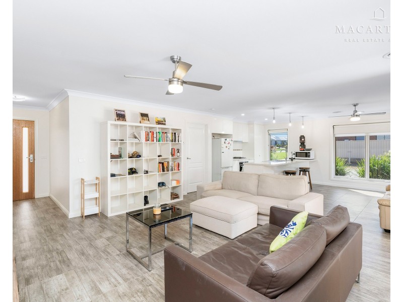 8 Morris Crescent, Gobbagombalin NSW 2650
