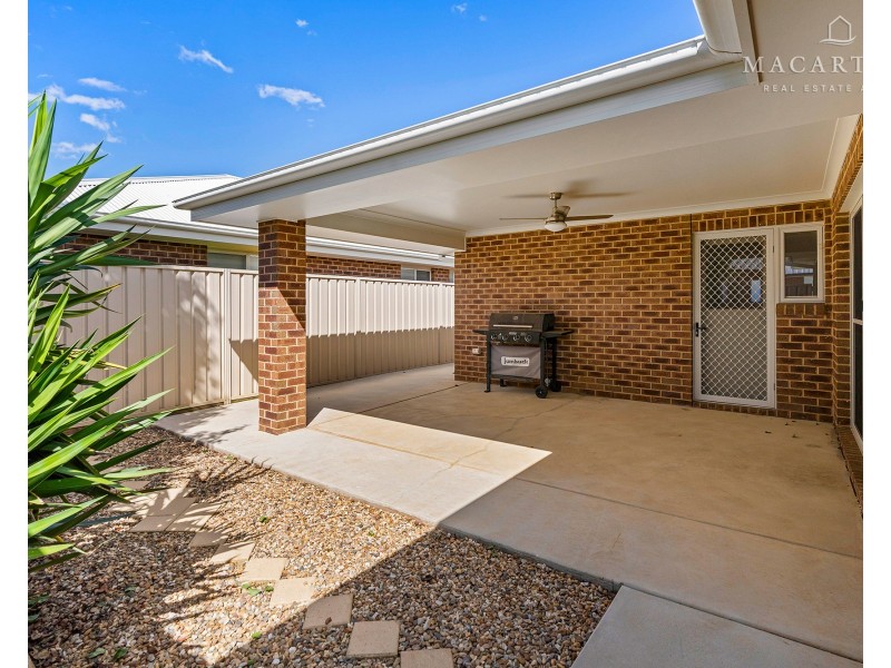 8 Morris Crescent, Gobbagombalin NSW 2650
