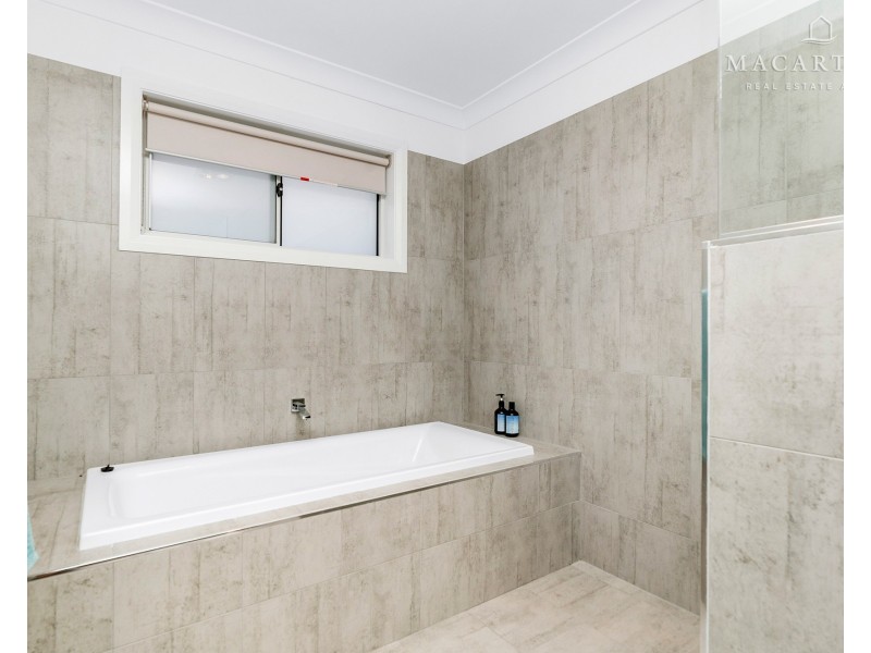 8 Morris Crescent, Gobbagombalin NSW 2650
