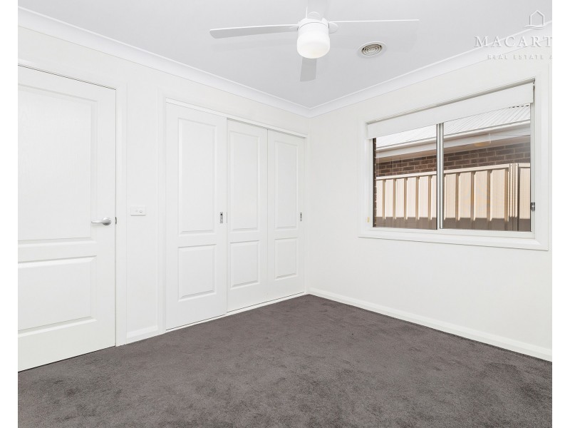 8 Morris Crescent, Gobbagombalin NSW 2650