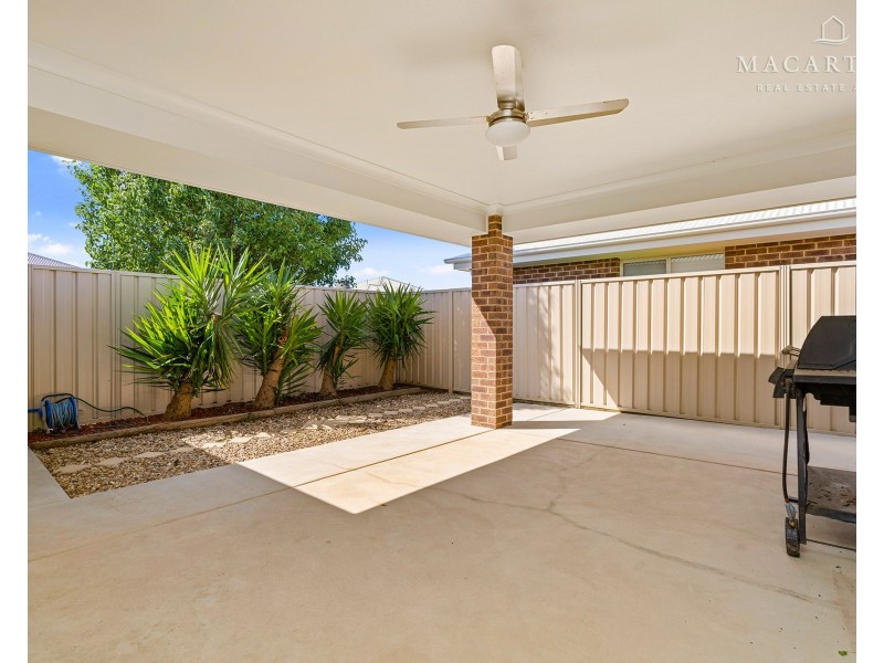 8 Morris Crescent, Gobbagombalin NSW 2650