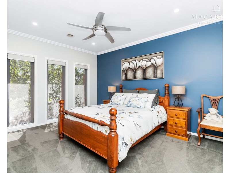 23 Plunkett Drive, Lake Albert NSW 2650