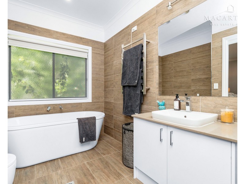 23 Plunkett Drive, Lake Albert NSW 2650