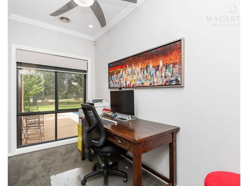 23 Plunkett Drive, Lake Albert NSW 2650