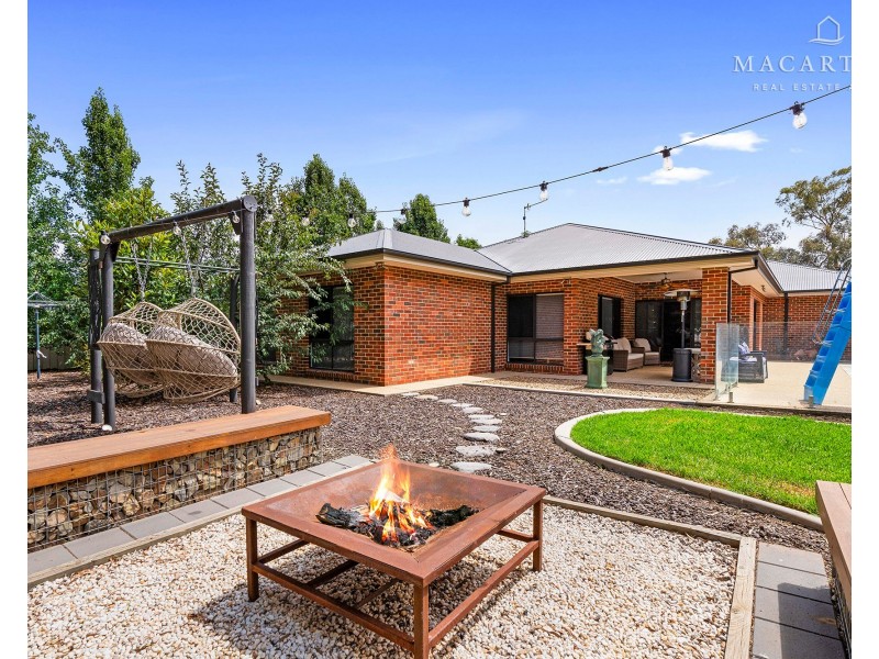 23 Plunkett Drive, Lake Albert NSW 2650