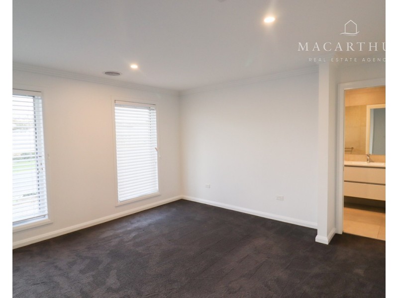 1/1 Barralong Way, Gobbagombalin NSW 2650