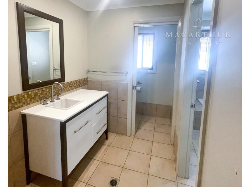 18 Yanko Crescent, Bourkelands NSW 2650