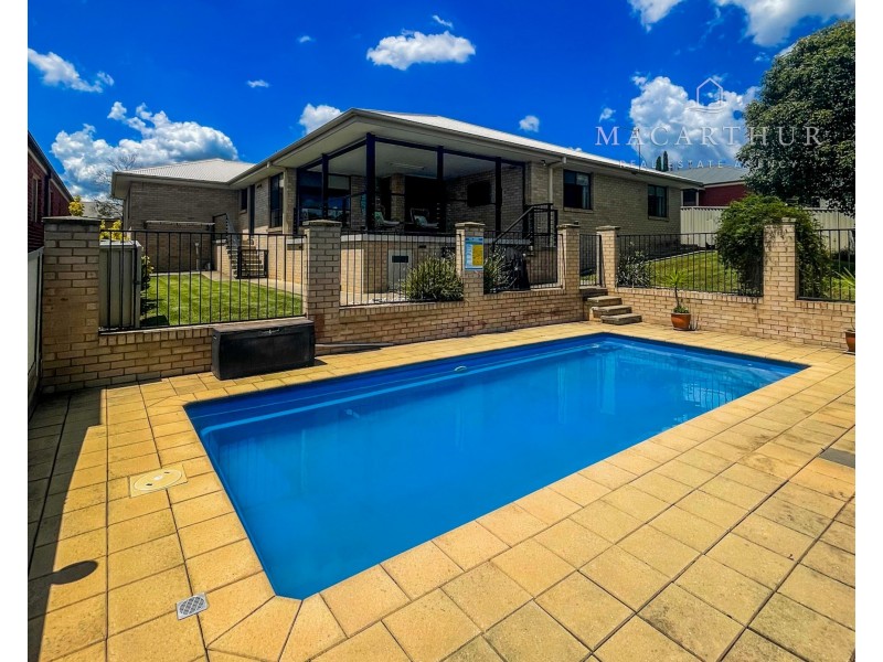 18 Yanko Crescent, Bourkelands NSW 2650