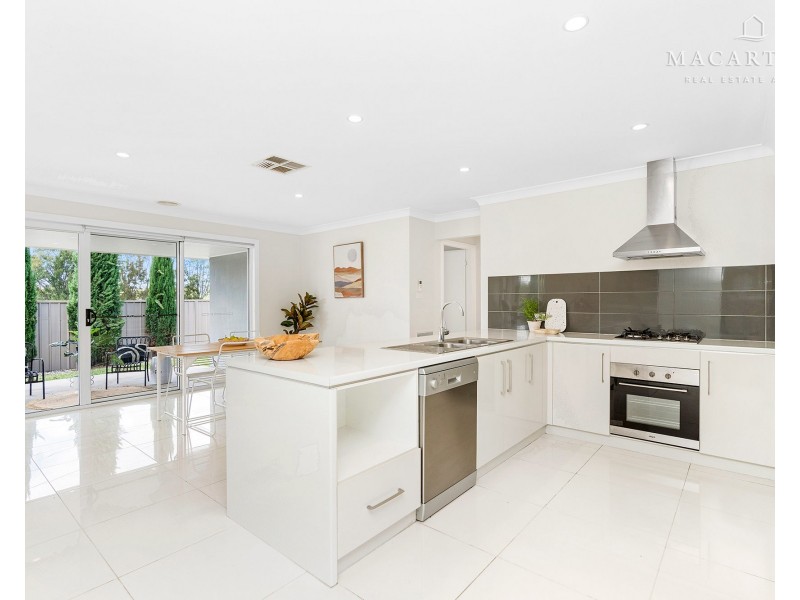 2/8 Kellerman Crescent, Boorooma NSW 2650