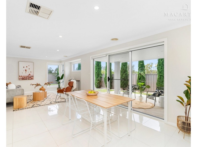 2/8 Kellerman Crescent, Boorooma NSW 2650