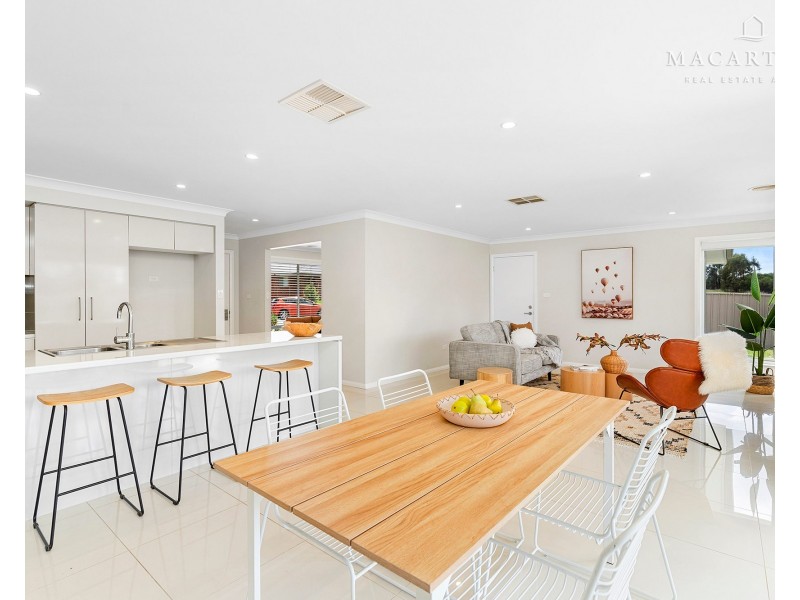 2/8 Kellerman Crescent, Boorooma NSW 2650