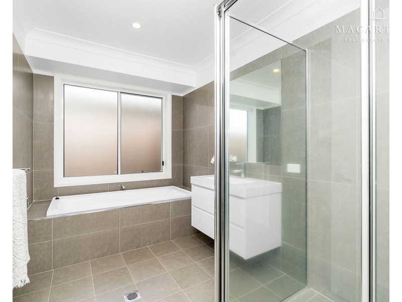 2/8 Kellerman Crescent, Boorooma NSW 2650