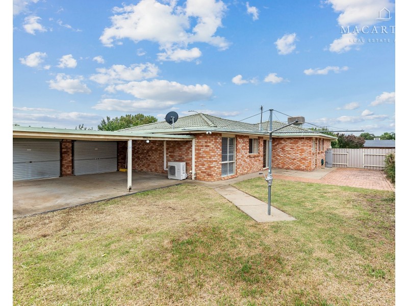 111 Balleroo Crescent, Glenfield Park NSW 2650