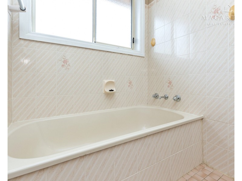 111 Balleroo Crescent, Glenfield Park NSW 2650