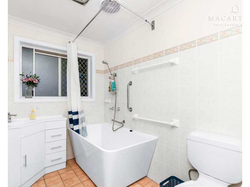 2/160 Fernleigh Road, Mount Austin NSW 2650
