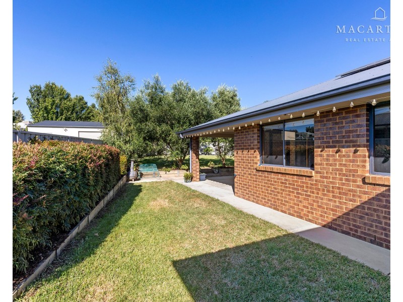 4 Comet Place, Estella NSW 2650