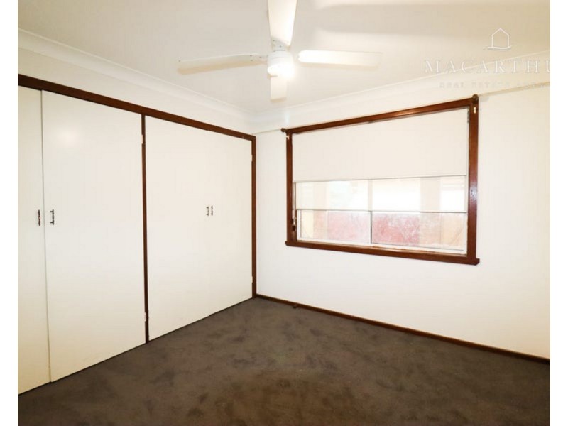 16 Pinaroo Drive, Glenfield Park NSW 2650