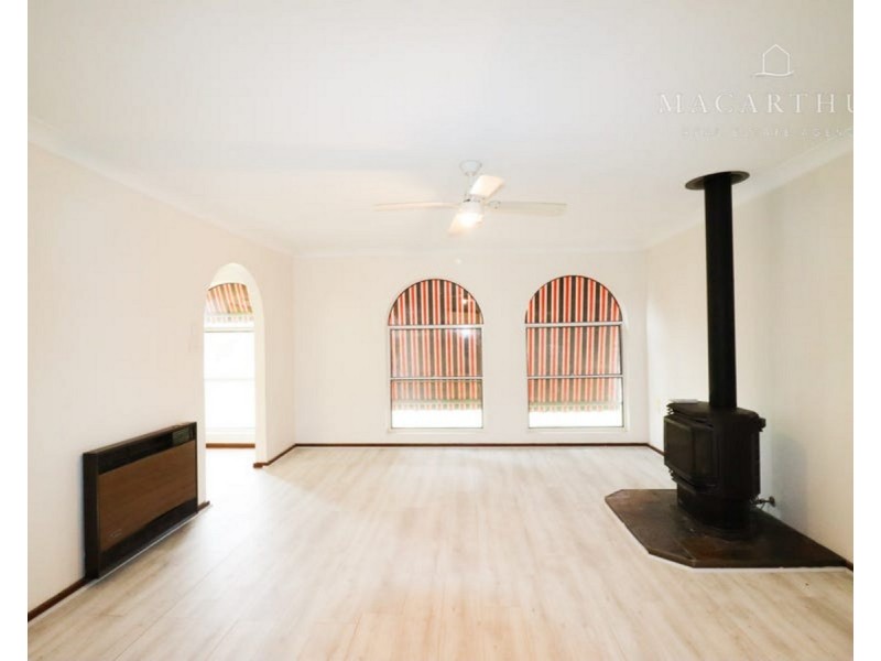 16 Pinaroo Drive, Glenfield Park NSW 2650
