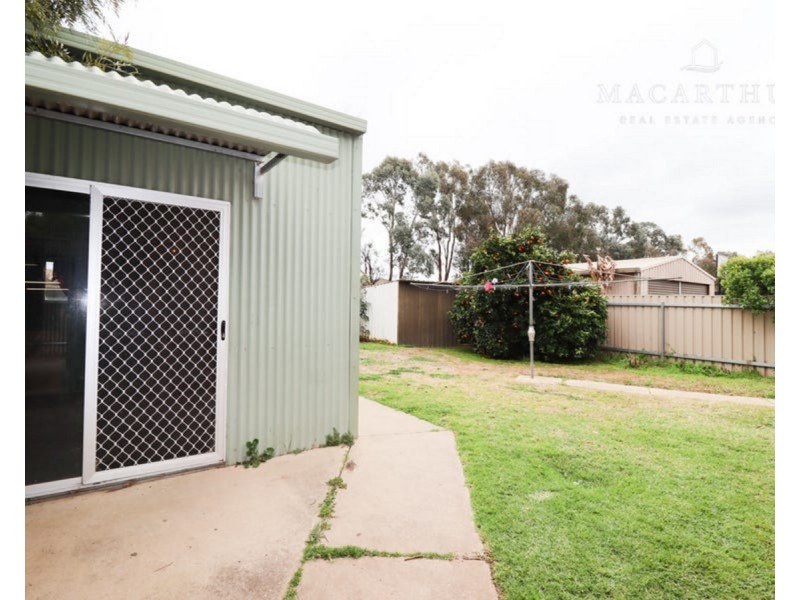 16 Pinaroo Drive, Glenfield Park NSW 2650