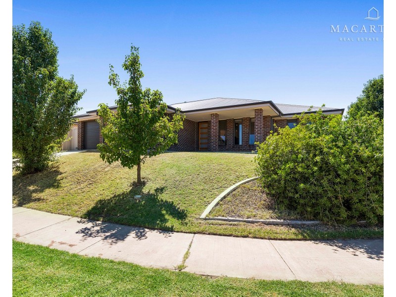 11 Paradise Drive, Gobbagombalin NSW 2650