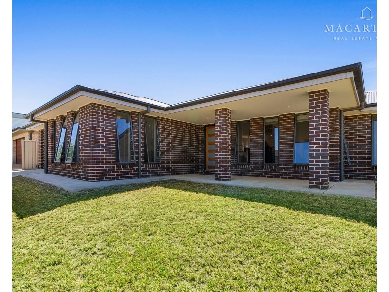 11 Paradise Drive, Gobbagombalin NSW 2650