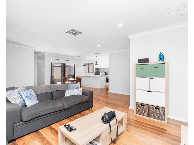 11 Paradise Drive, Gobbagombalin NSW 2650