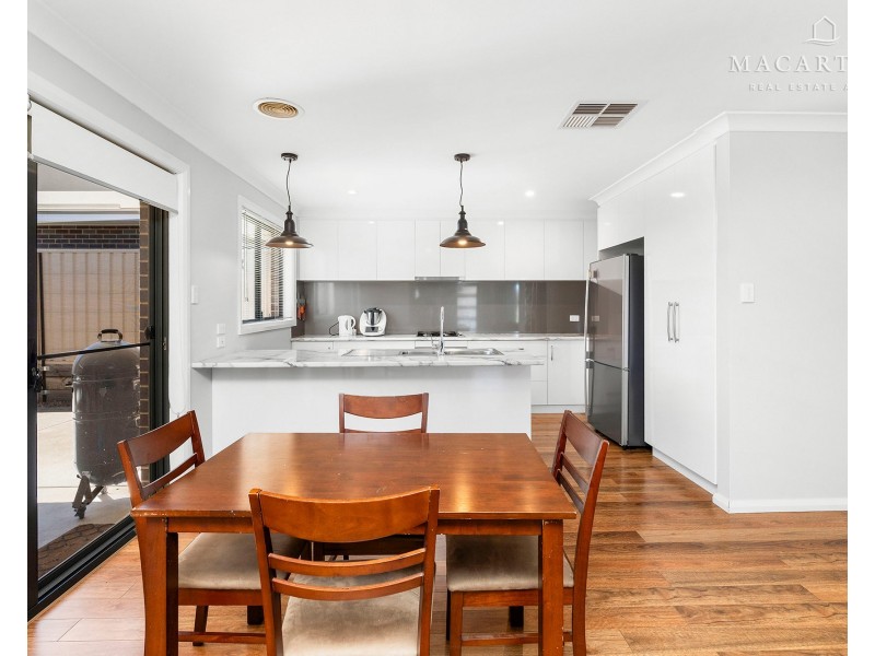 11 Paradise Drive, Gobbagombalin NSW 2650
