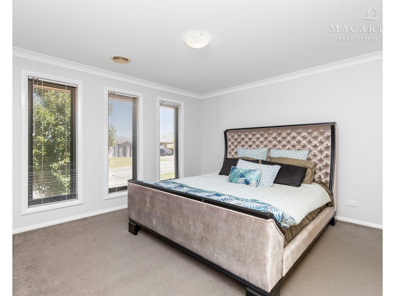 11 Paradise Drive, Gobbagombalin NSW 2650