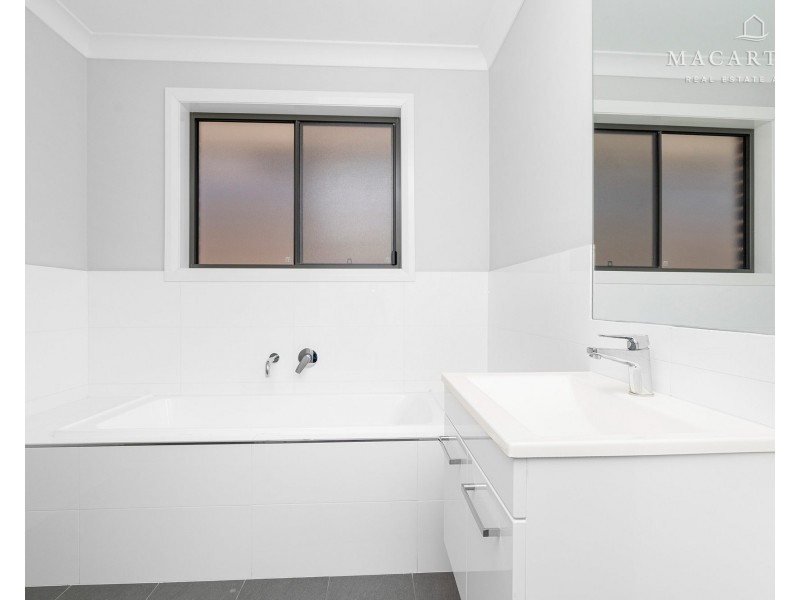 11 Paradise Drive, Gobbagombalin NSW 2650