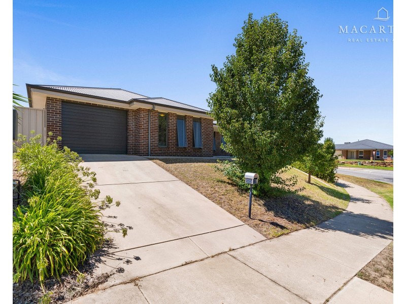 11 Paradise Drive, Gobbagombalin NSW 2650